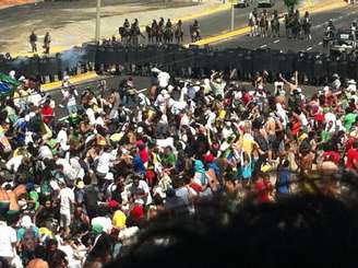 <p>Multidão cercou acessos ao Estádio Castelão em manifestação antes do duelo da última quarta </p>
