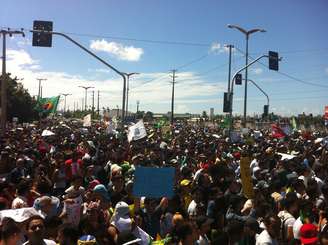 <p>Milhares de pessoas protestaram antes da partida entre Brasil e México em Fortaleza</p>