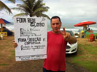 Valmir Conceição estende cartaz em protesto solitário no hotel da Seleção  