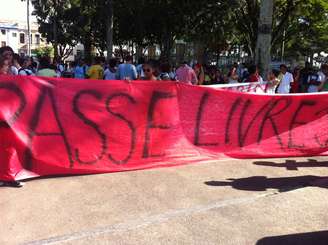 <p>Manifestantes do Movimento Passe Livre voltaram atrás e organizaram passeata neste sábado</p>