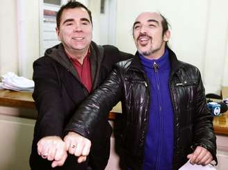Rodrigo Borda (dir.) e Sergio Miranda exibem suas alianças