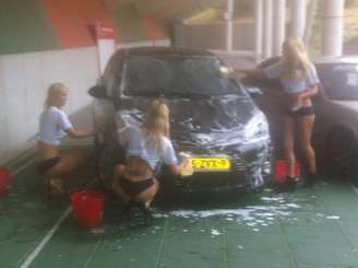 Clube holandês pagou três belas garotas para lavar o carro de Victor Palsson