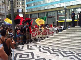 <p>Manifestantes se concentraram em frente à prefeitura de Porto Alegre para pedir o passe livre no transporte público</p>