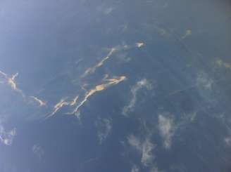 Vista aérea da mancha de óleo, a partir de um avião da Força Aérea do Vietnã, nas buscas pelo avião desaparecido da Malaysia Airlines, neste sábado, 8 de março