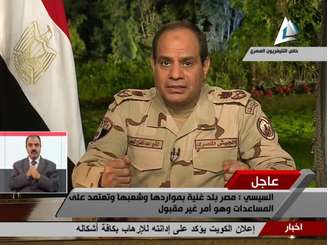 <p>Trecho de vídeo transmitido pela TV estatal egípcia mostra o chefe das Forças Armadas, Abdel Fattah al-Sisi, fazendo um discurso em nível nacional, em que anuncia sua renúncia para ser candidato a presidência do país, em 26 de março</p>