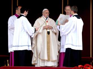 O papa Francisco proclamou neste domingo a santidade dos papas João XXIII e João Paulo II