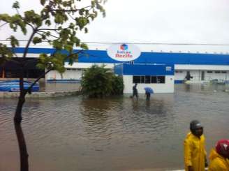 Alagamentos causam transtornos para moradores do Recife em dia de jogo entre Alemanha e Estados Unidos