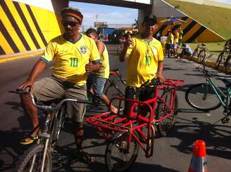 Moradores de Fortaleza disputam clientes no "bike-táxi"