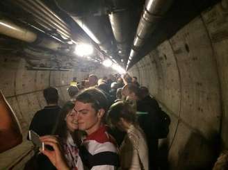 <p>Os passageiros tiveram de esperar por cerca de 20 minutos para serem retirados do túnel e conduzidos até o terminal francês</p>