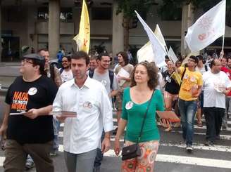 Participam de caminhada no Rio Tarcísio Motta (esq.), candidato do Psol ao governo do Rio de Janeiro, Marcelo Freixo, deputado estadual, e Luciana Genro, candidata do partido à Presidência da República.