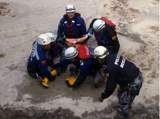 <p>Equipes de resgate removem o corpo de uma das vítimas do terremoto, em Catequilla, no norte de Quito, em 13 de agosto</p>