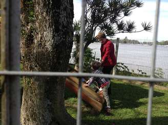 <p>Dilma Rousseff brincou com o neto após votar em Porto Alegre</p>