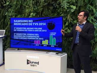 Diretor de marketing da empresa, Roman Cepeda, mostrou os dados de crescimento da empresa em 2014 ante 2013