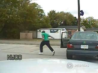 Imagem de vídeo supostamente mostra Walter Scott ao sair correndo de seu carro antes de ser baleado e morto por um policial em North Charleston, nos Estados Unidos.