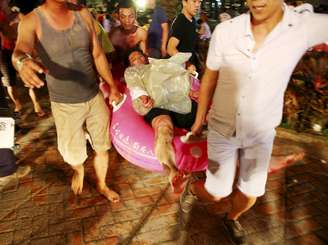Vítima é socorrida logo após a explosão no parque aquático, em Taiwan