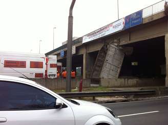 Caçamba do caminhão ficou presa na ponte do Piqueri