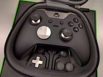 O visual do novo controle do Xbox One, que recebeu o nome de Elite, tem um visual bem parecido com os demais controles padrão do console, mas a sensação de segurá-lo é totalmente diferente