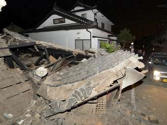 Casa desaba após terremoto em Kumamoto, sul do Japão