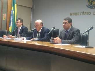 Ministro da Fazenda, Henrique Meirelles (centro), anuncia sua equipe econômica ao lado de Carlos Hamilton (à esquerda) e Mansueto Almeida (à direita)