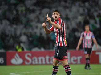 Calleri jogou pelo São Paulo no primeiro semestre (Foto: AFP/LUIS ACOSTA)