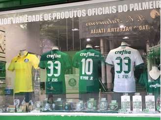 Loja em frente ao Allianz Parque vende camisa de Neymar - FOTO: Fellipe Lucena