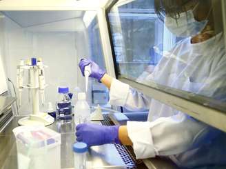 Técnicos de laboratório suíço realizam testes relacionados a pesquisas sobre vacina contra coronavírus
22/04/2020
REUTERS/Arnd Wiegmann/
