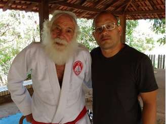Fabio Quio Takao, responsável pelo documentário, com o Grande Mestre (Foto: Arquivo pessoal)