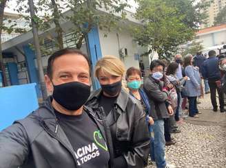 João Doria e Bia Doria na fila aguardando para receber a vacina