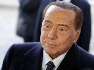 Berlusconi foi internado pela 5ª vez neste ano e a 8 dias de audiência em Milão
