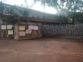 Mães de alunos protestaram contra a militarização do ensino fixando cartazes na entrada da escola municipal Matheus Maylasky, em Sorocaba
