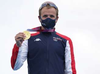 Kristian Blummenfelt mostra a medalha de ouro conquistada em Tóquio Hannah Mckay/Reuters
