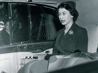 Rainha Elizabeth II a bordo de um Rolls-Royce.