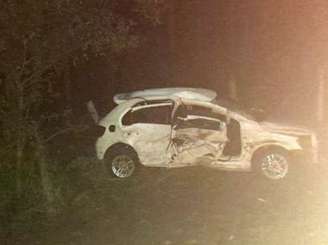 Carro de padre fica destruído ao ser atingido por vaca em MS