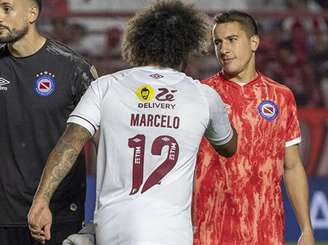 Marcelo cumprimenta Luciano Sánchez antes da bola rolar para Argentino Juniors e Fluminense, nas oitavas de final da Libertadores –