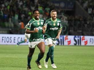 Endrick (à esquerda), do Palmeiras, comemora gol marcado contra o América-MG
