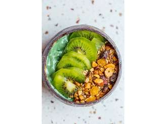 Este bowl com creme de avocado, banana, kiwi e granola é uma ótima opção para o verão