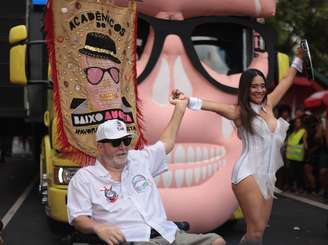 Marcelo Rubens Paiva, porta-estandarte do Baixo Augusta, ao lado de Alessandra Negrini, rainha do bloco. O escritor foi alvo de agressões no início do cortejo.