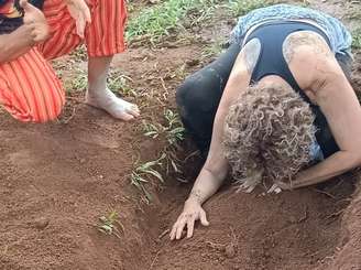 Mentora ajuda participante durante renascimento xamânico