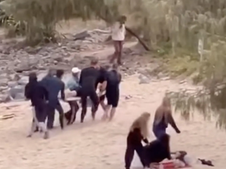 Prancha de surfe foi utilizada como maca e o garoto teve os primeiros socorros executados por um paramédico que estava no local