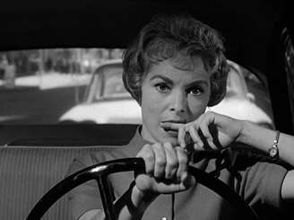 Marion Crane guia Ford Custom; ela não sabe o que a espera