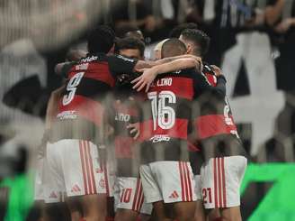 Uniformes do Flamengo contam com 11 marcas de patrocinadores.