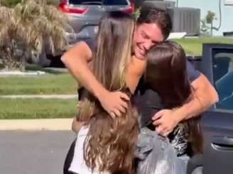 Alexandre Ramagem é abraçado por mulher e filhas após ser solto nos EUA