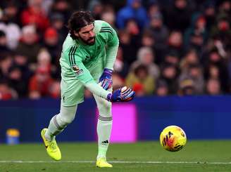 Alisson durante partida do Liverpool 