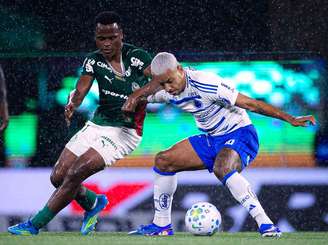 Palmeiras e Cruzeiro ficam no 1 a 1, na Arena Barueri. Na foto, Árias se Matheus Pereira –