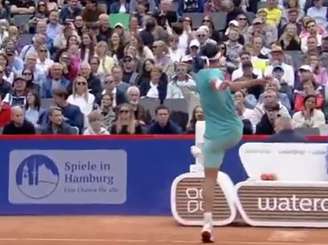 Tenista Daniel Altmaier chuta raquete na arquibancada no ATP de Hamburgo