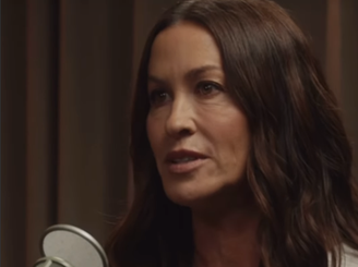 Alanis Morissette comenta título de "mulher raivosa" em seu início de carreira