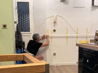 Imagem mostra homem de 52 anos trabalhando após IA