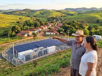 Imagem mostra painéis solares na cidade de Serra da Saudade.