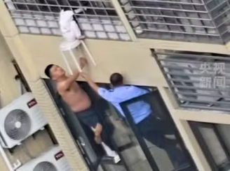 Criança fica pendurada no 12º andar e vizinhos correm para salvá-la