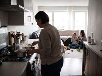 imagem produzida por IA de cozinha integrada